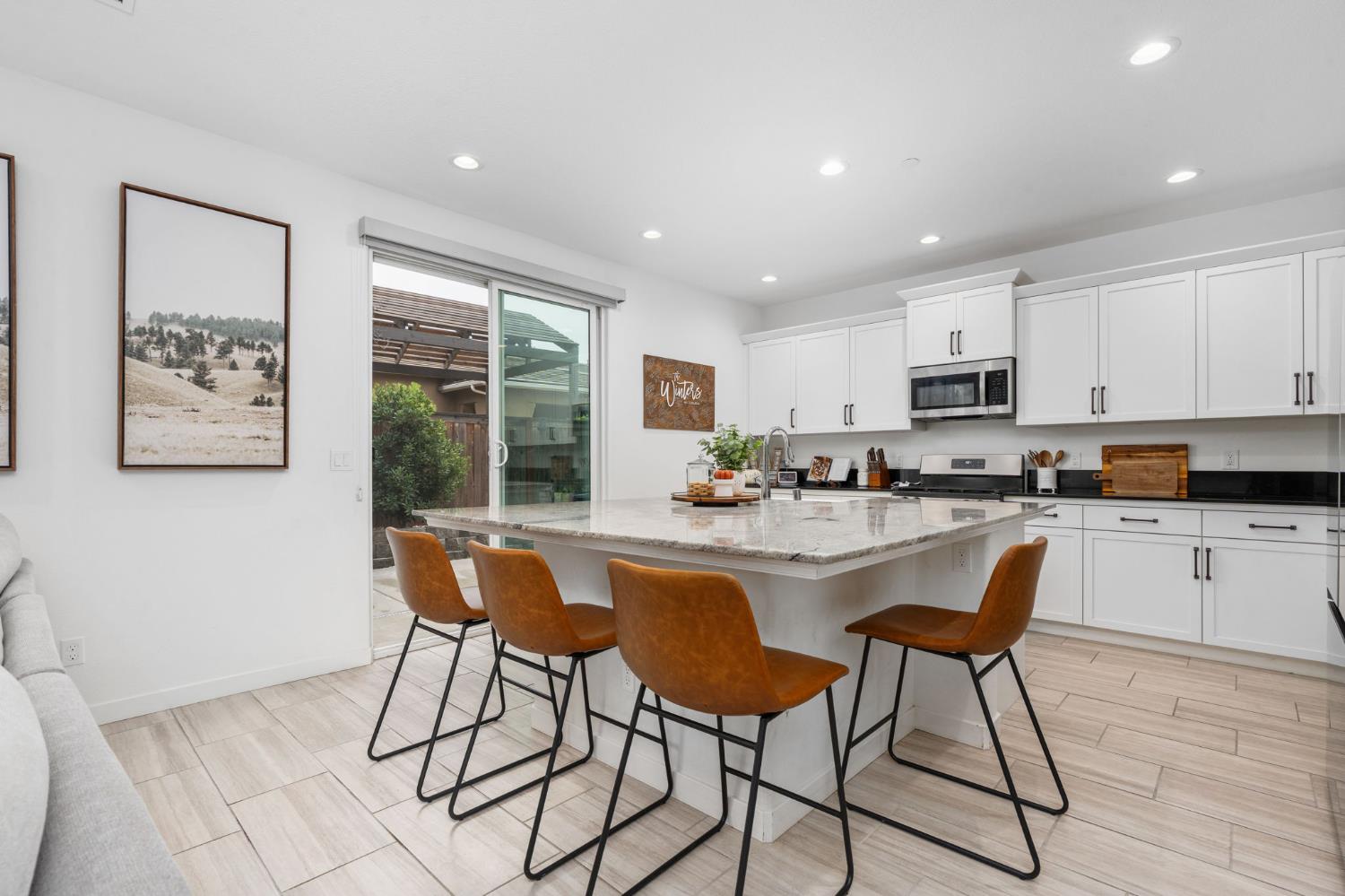 724 Arrowhead Dr, Madera, CA 93636