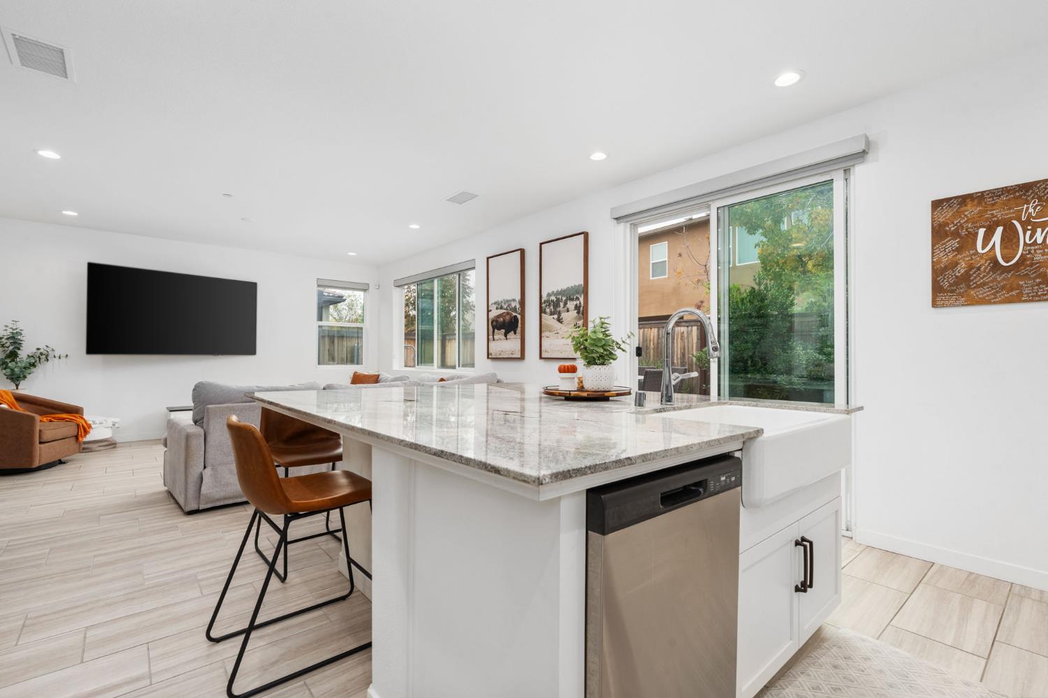 724 Arrowhead Dr, Madera, CA 93636