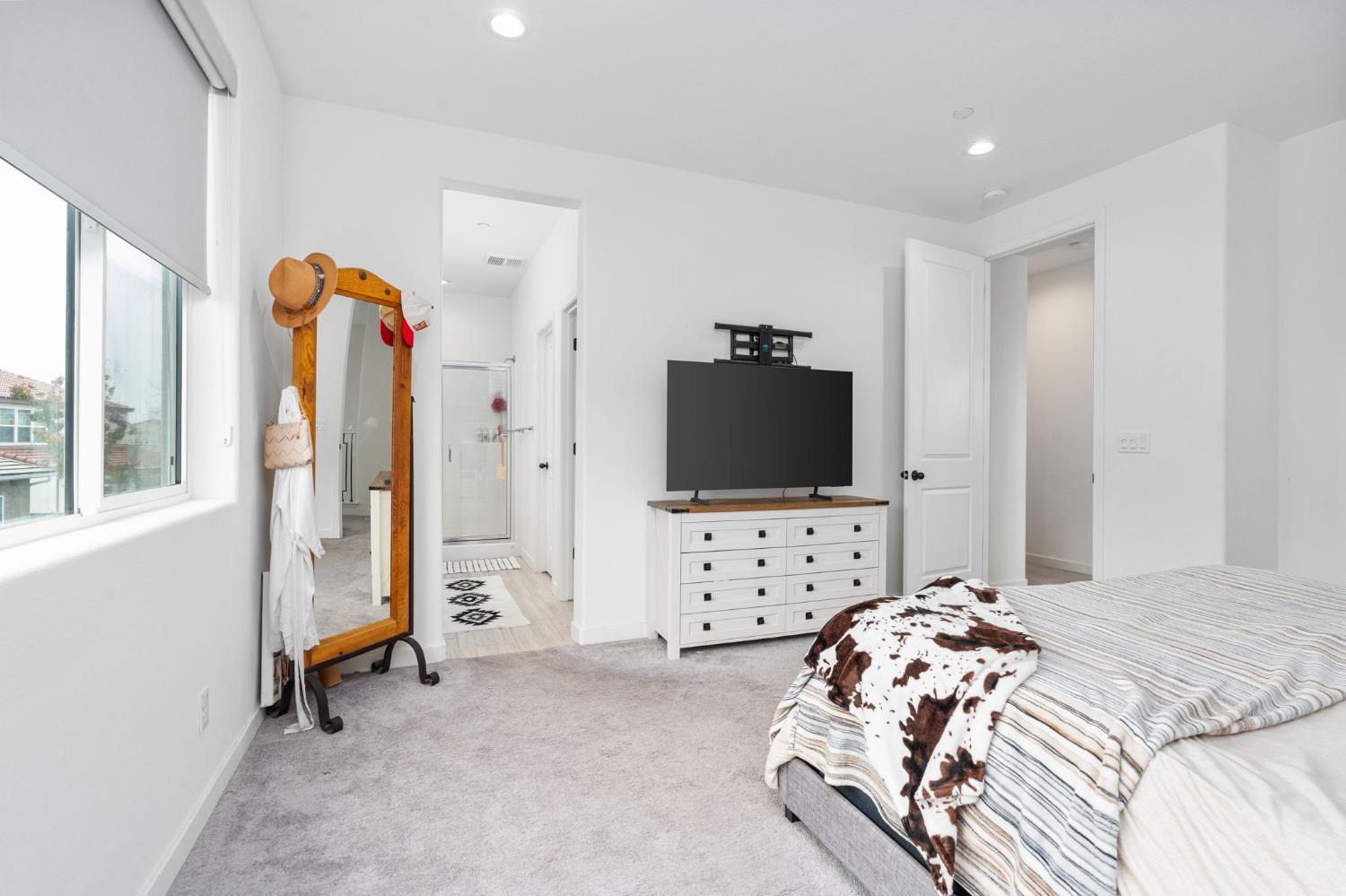 724 Arrowhead Dr, Madera, CA 93636