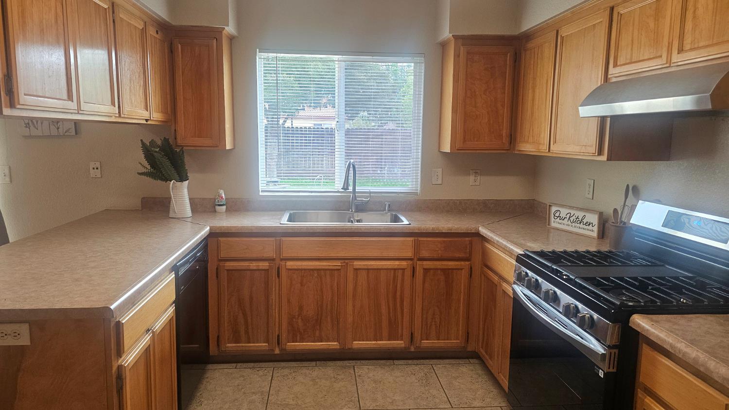 1331 Alicante Way, Madera, CA 93638