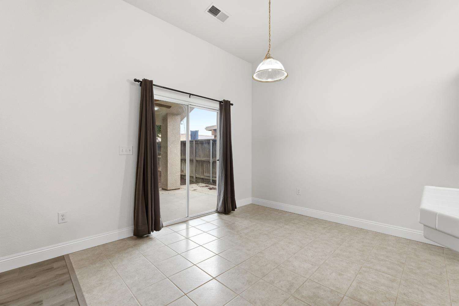 737 Harbor Dr, Madera, CA 93637