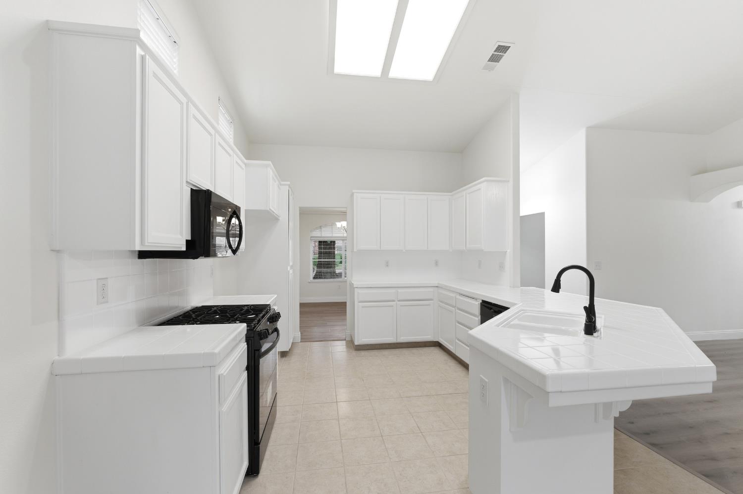 737 Harbor Dr, Madera, CA 93637