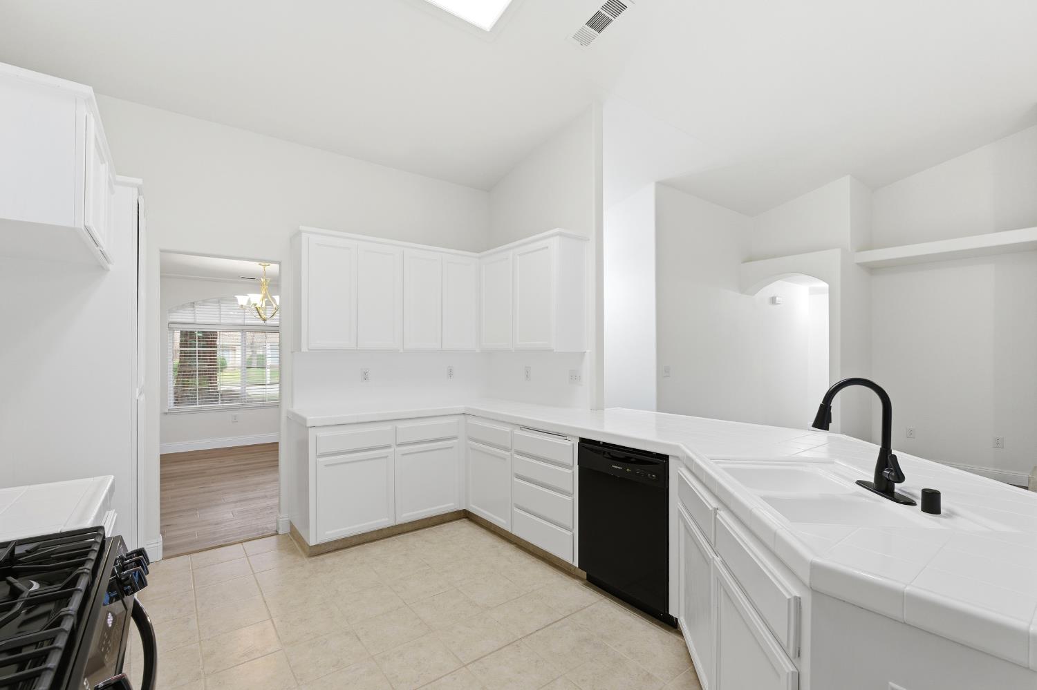 737 Harbor Dr, Madera, CA 93637