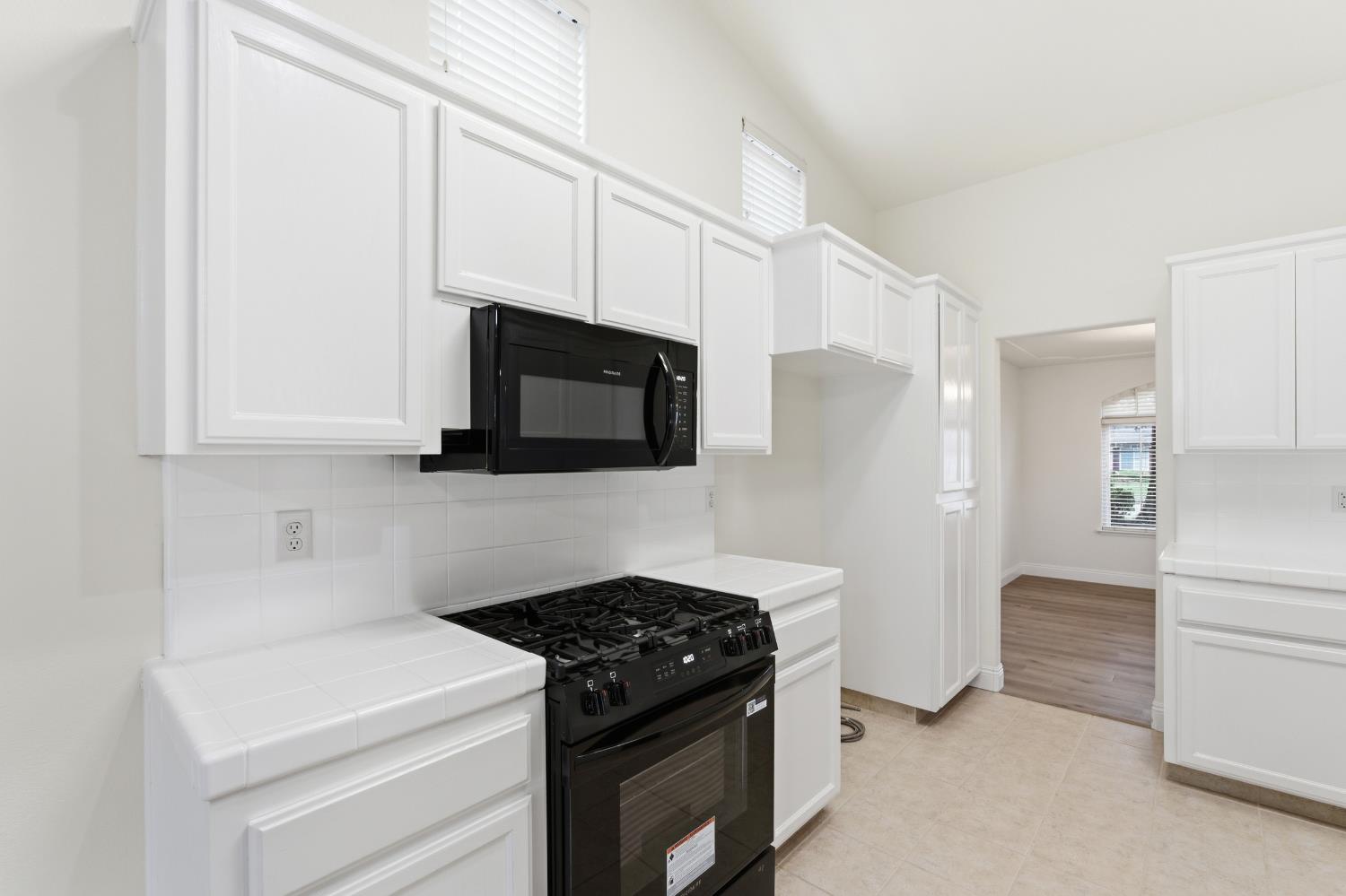 737 Harbor Dr, Madera, CA 93637