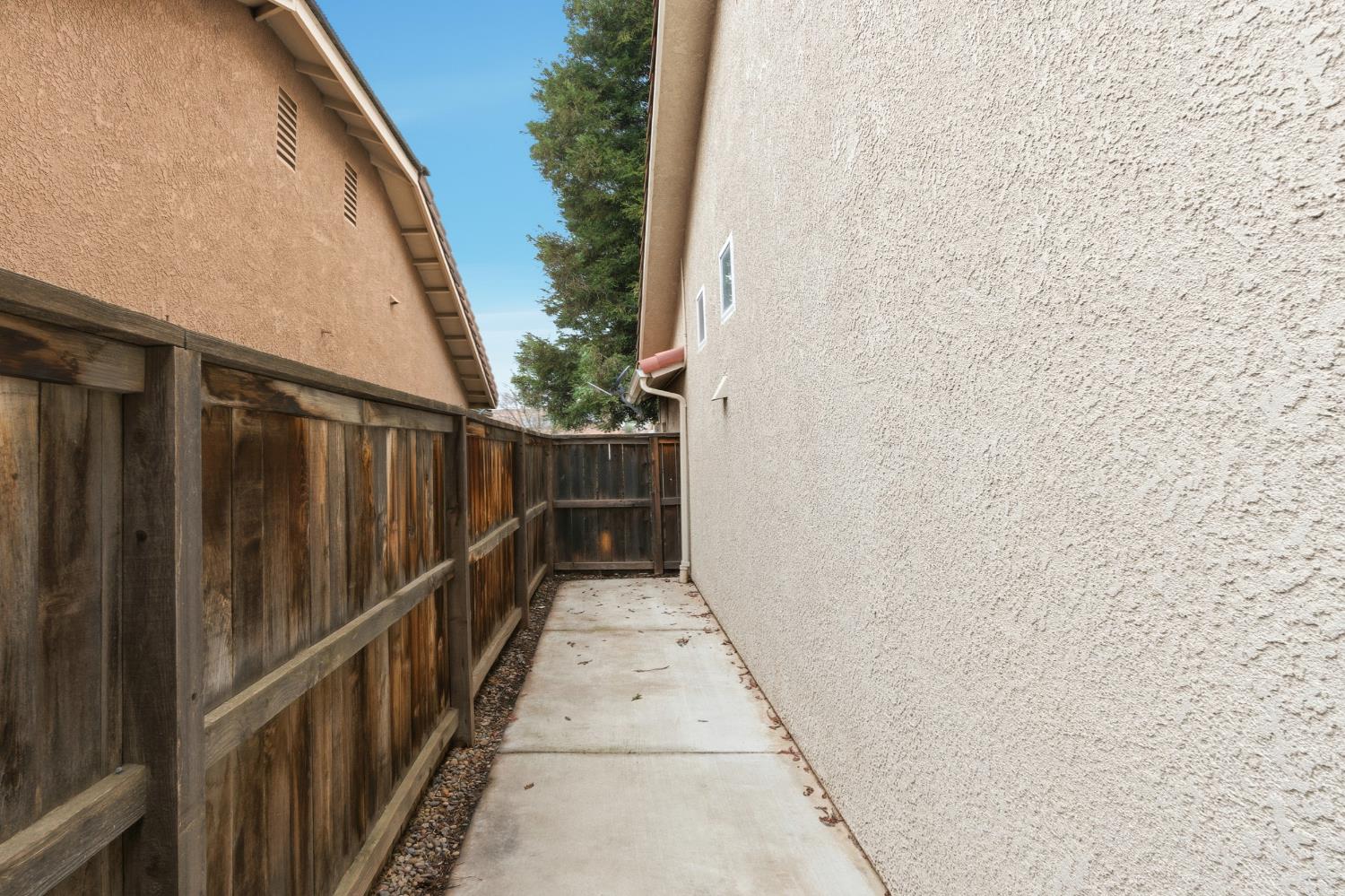 737 Harbor Dr, Madera, CA 93637