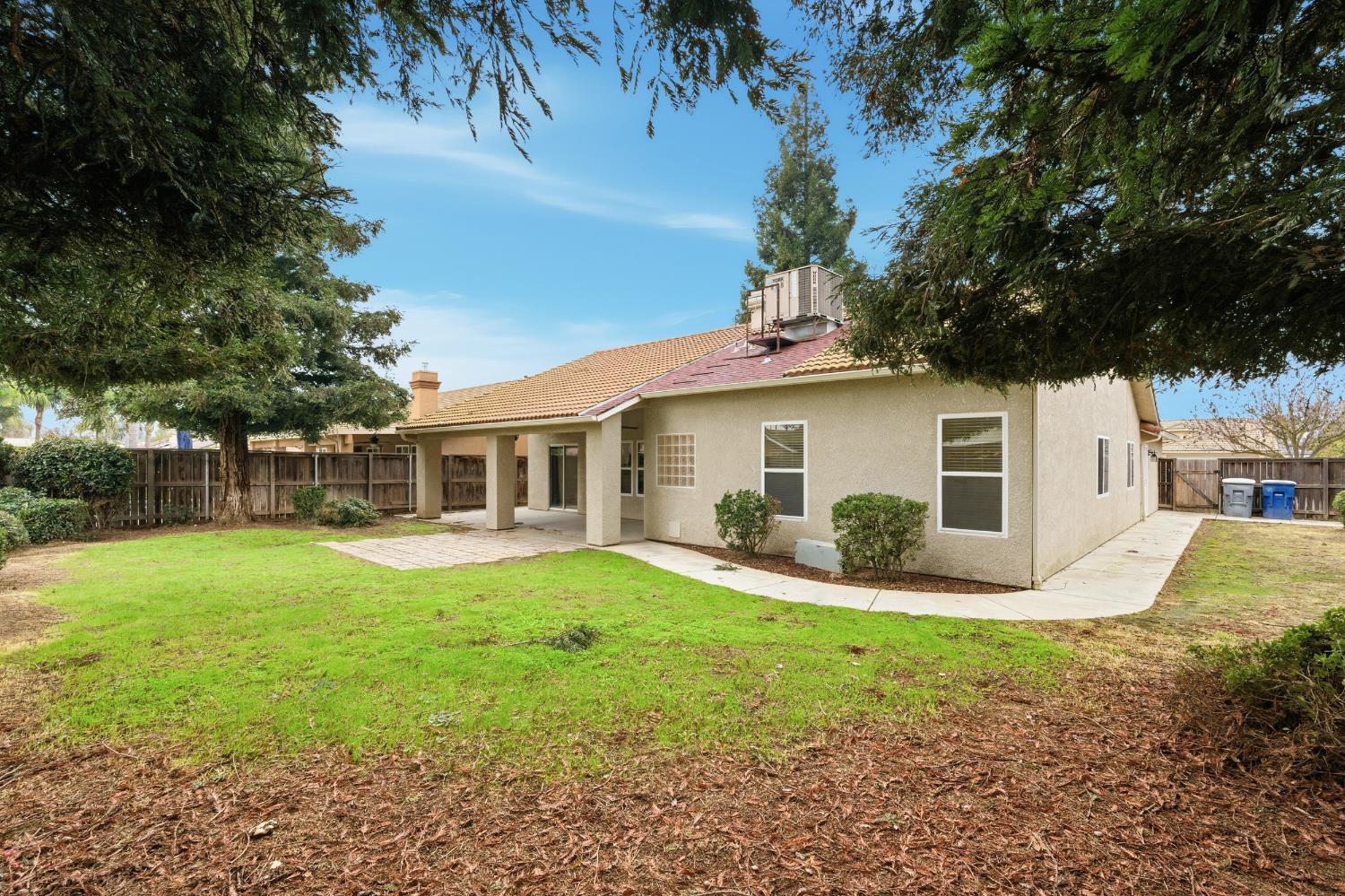 737 Harbor Dr, Madera, CA 93637