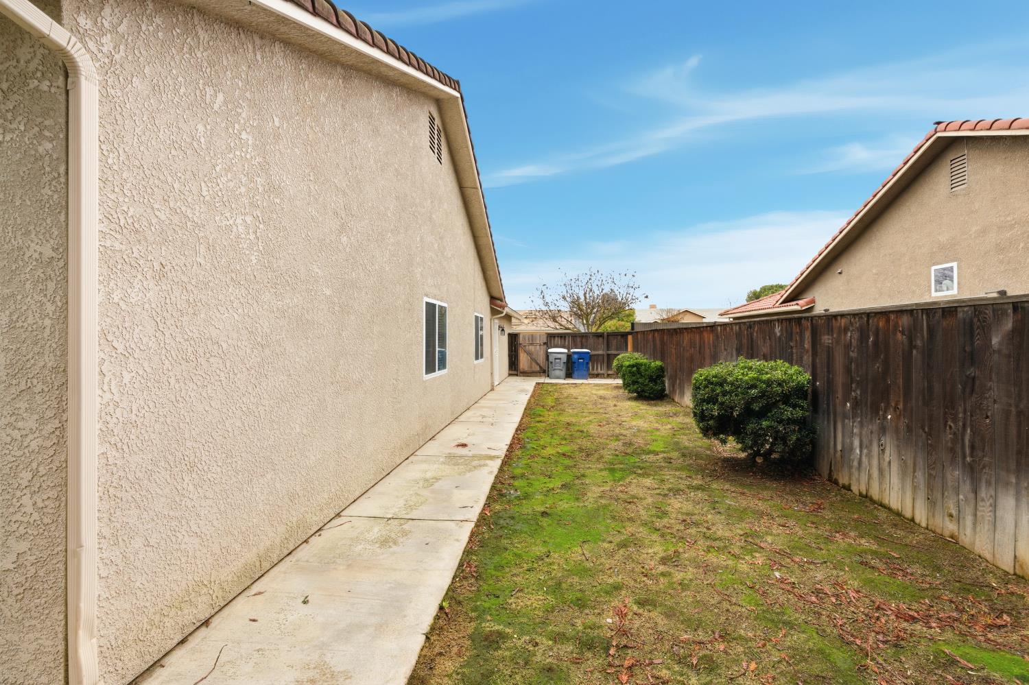 737 Harbor Dr, Madera, CA 93637