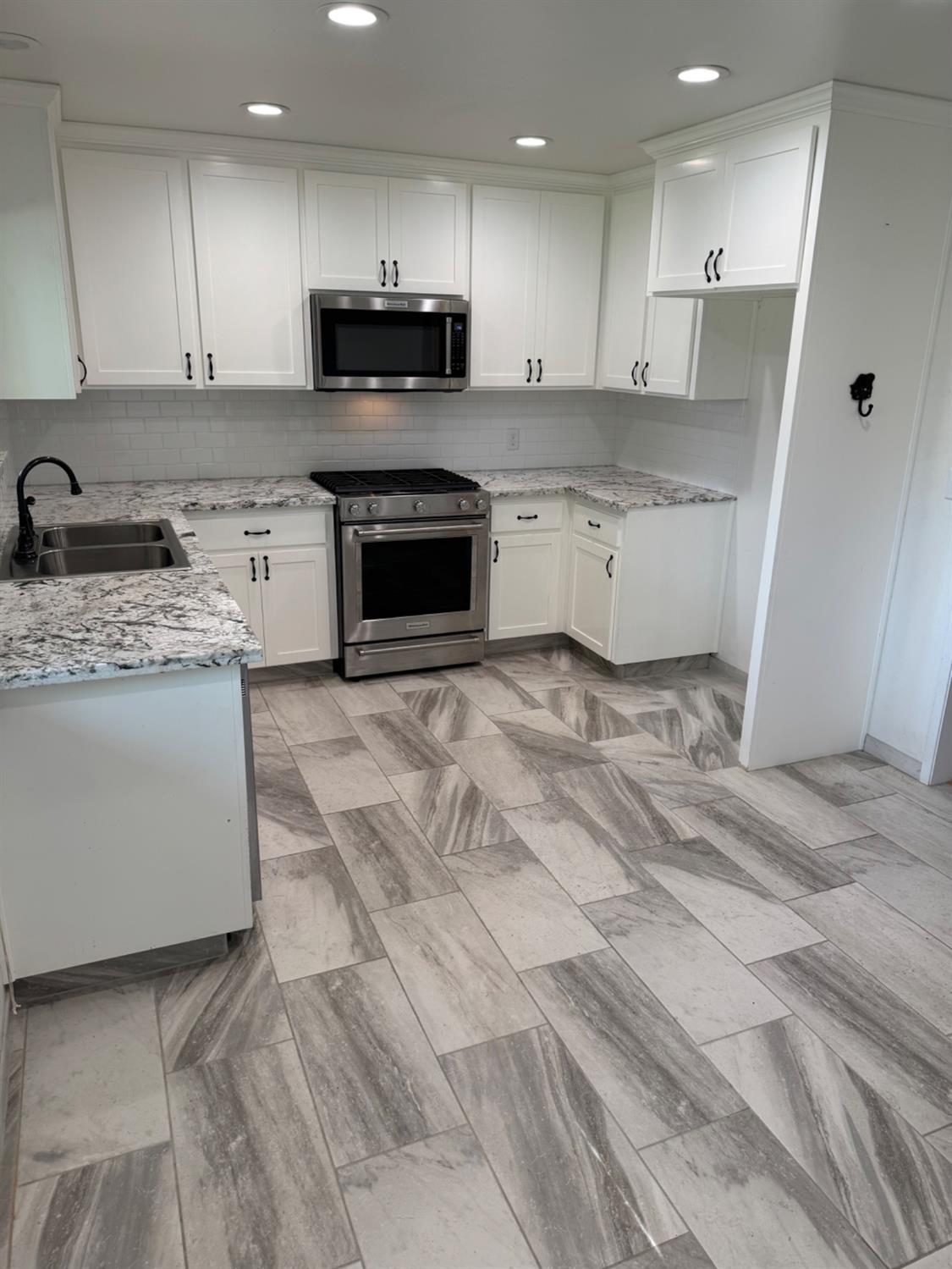 2825 Westgate Dr, Madera, CA 93637