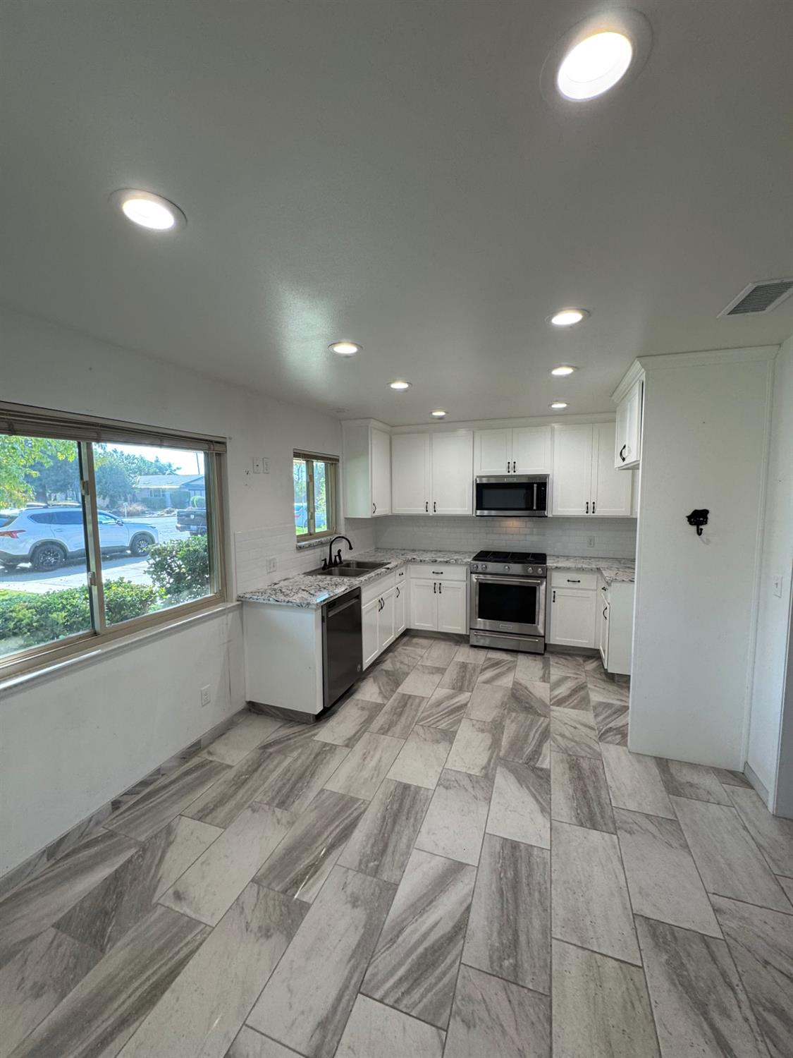 2825 Westgate Dr, Madera, CA 93637