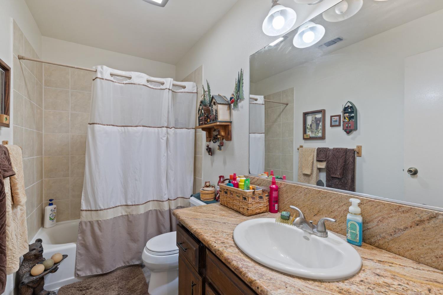 2724 Monocott Dr, Madera, CA 93637