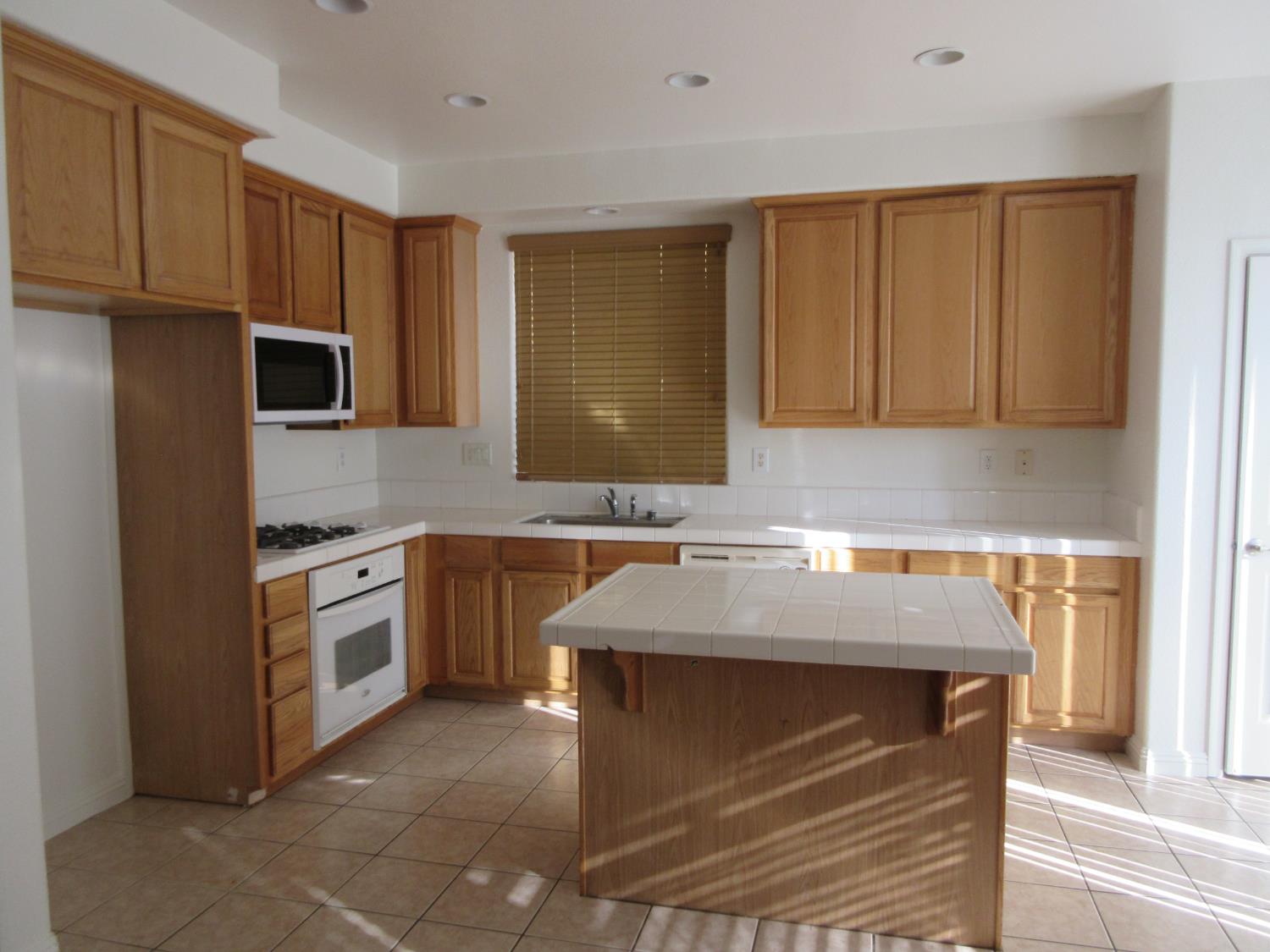 1016 Papaya St, Madera, CA 93638