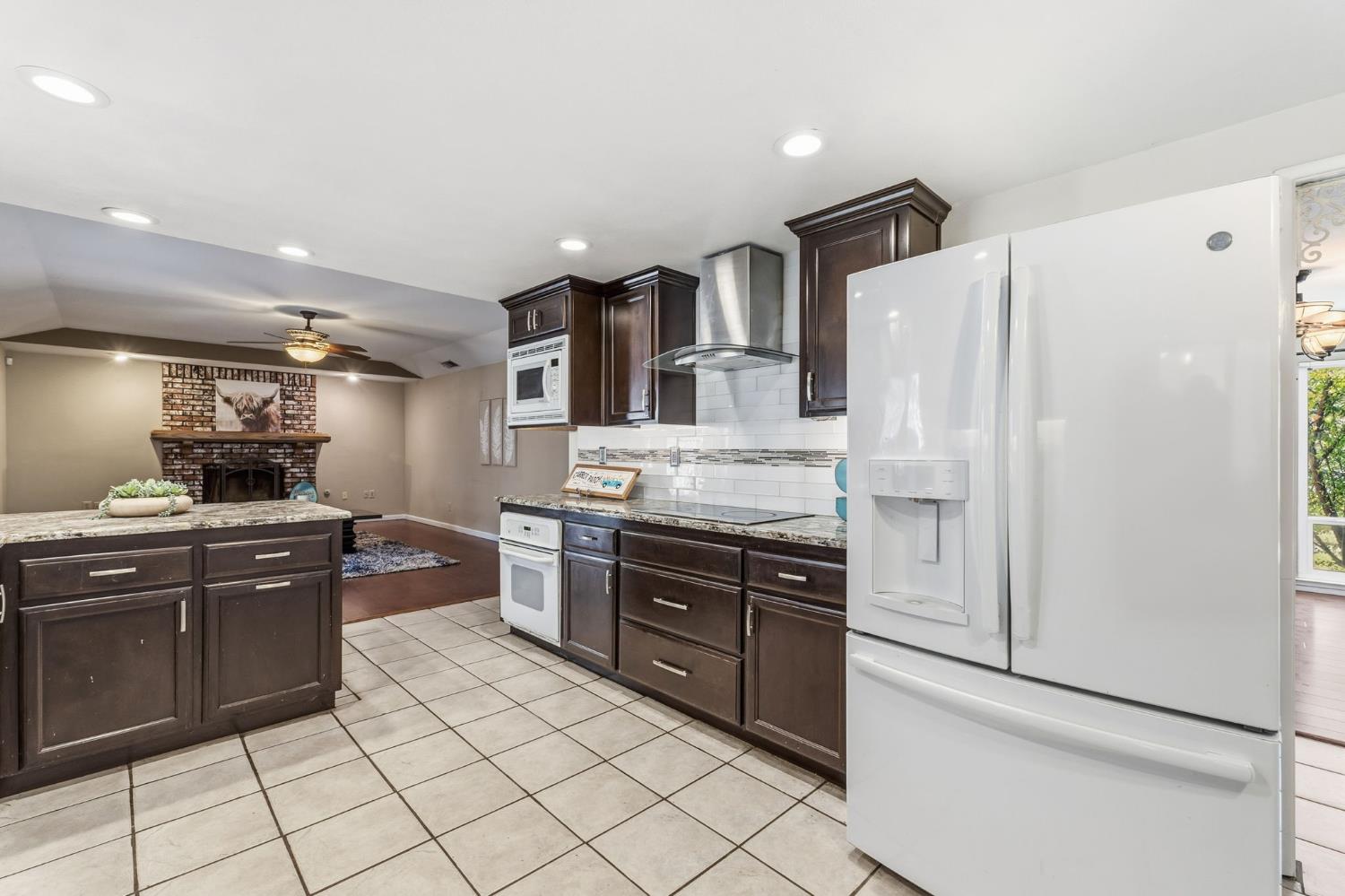 402 Mainberry Dr, Madera, CA 93637