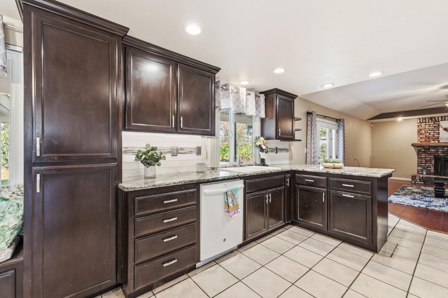 402 Mainberry Dr, Madera, CA 93637