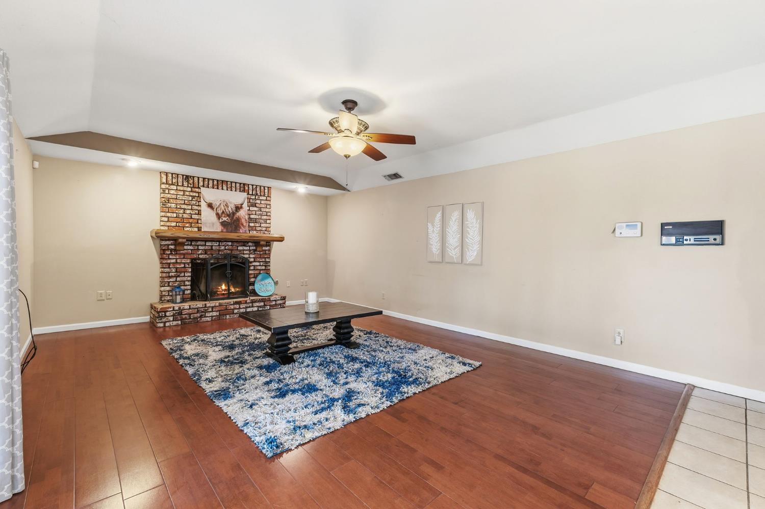 402 Mainberry Dr, Madera, CA 93637