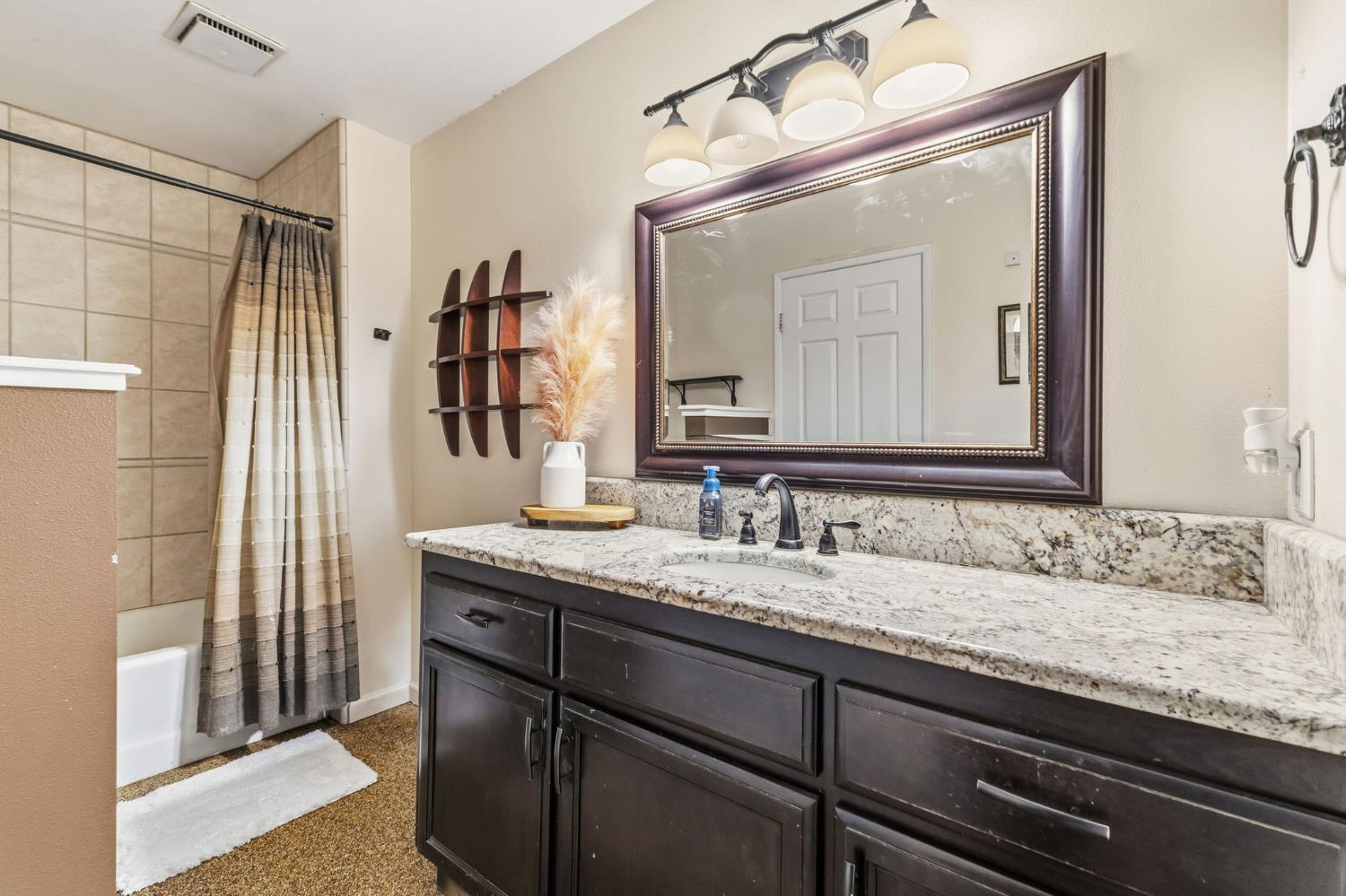 402 Mainberry Dr, Madera, CA 93637