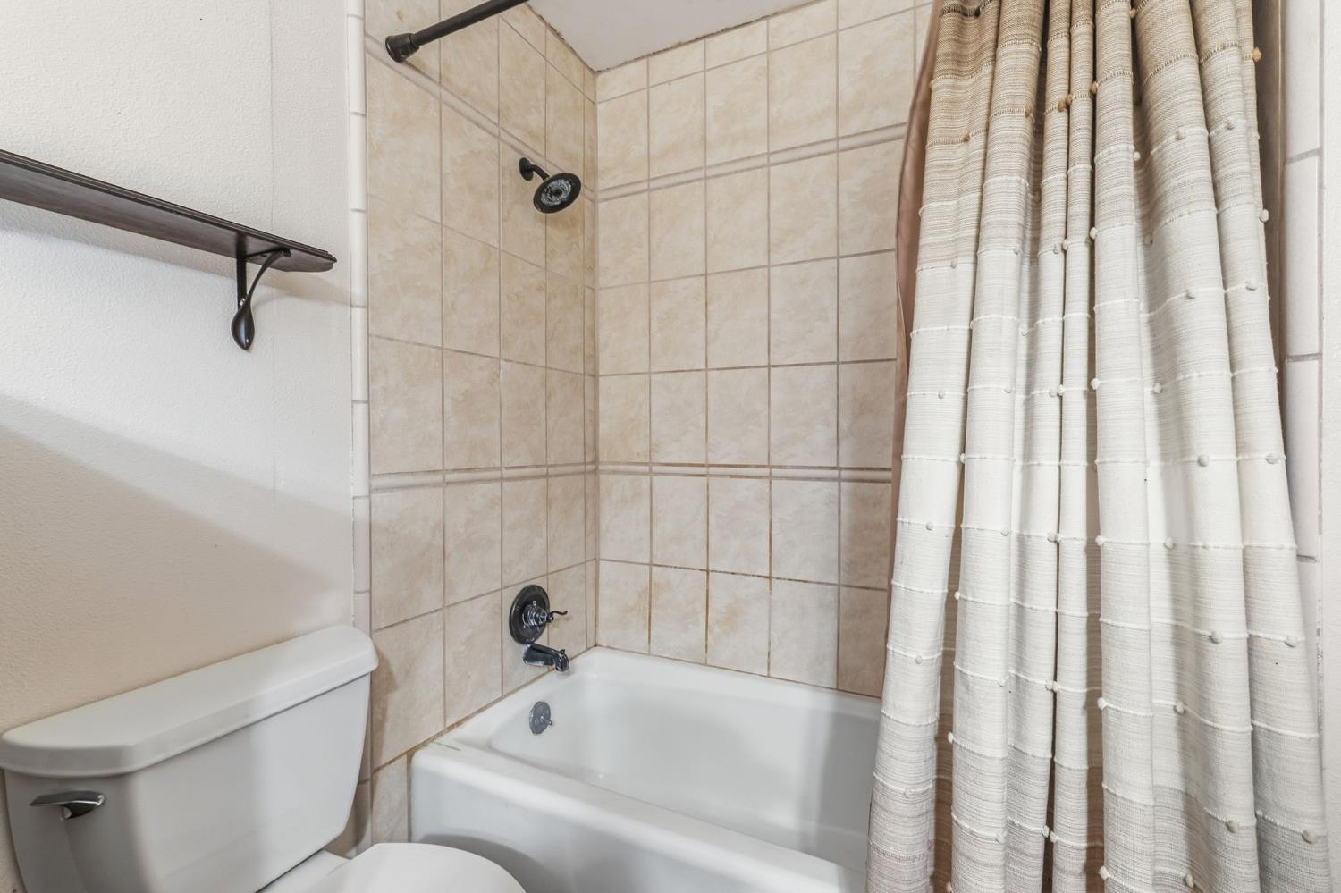 402 Mainberry Dr, Madera, CA 93637