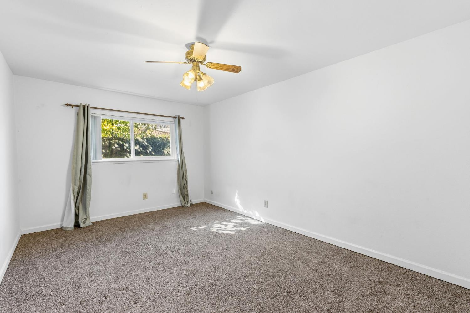 402 Mainberry Dr, Madera, CA 93637