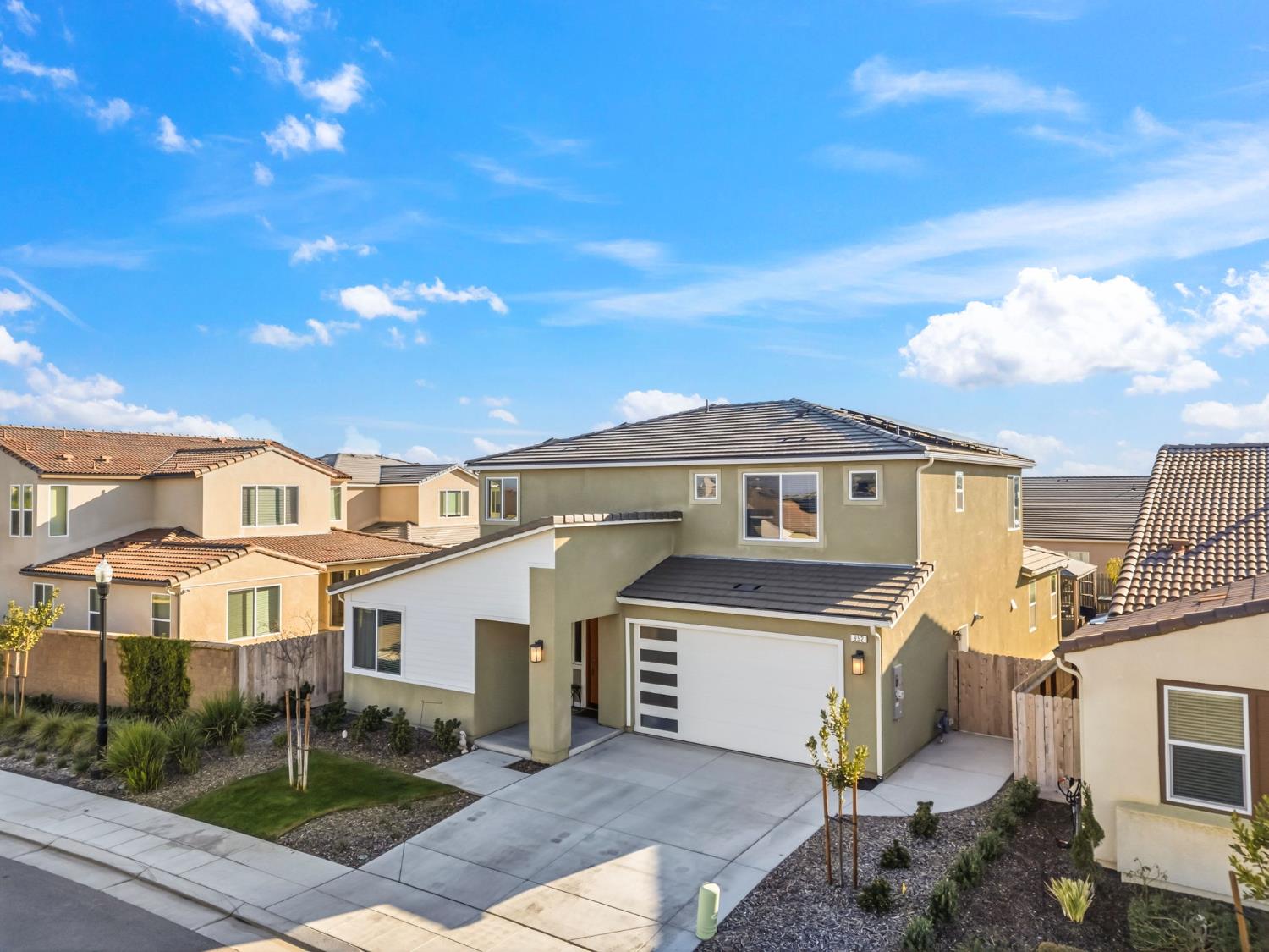 952 Pinnacle Dr W, Madera, CA 93636