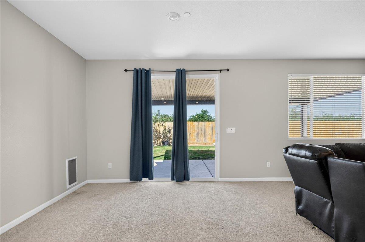 1442 Encantada Ave, Madera, CA 93637