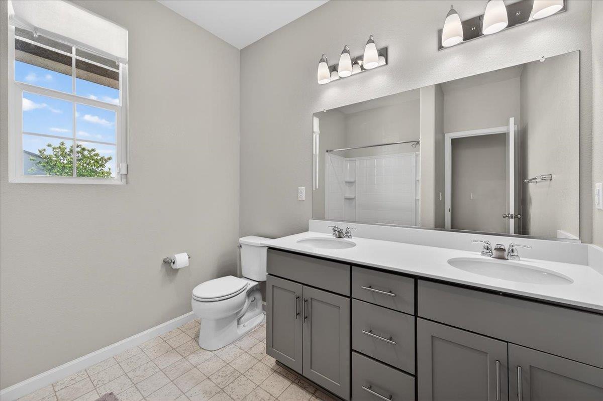 1442 Encantada Ave, Madera, CA 93637