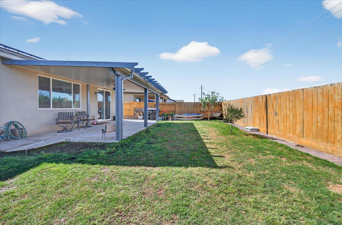 1442 Encantada Ave, Madera, CA 93637