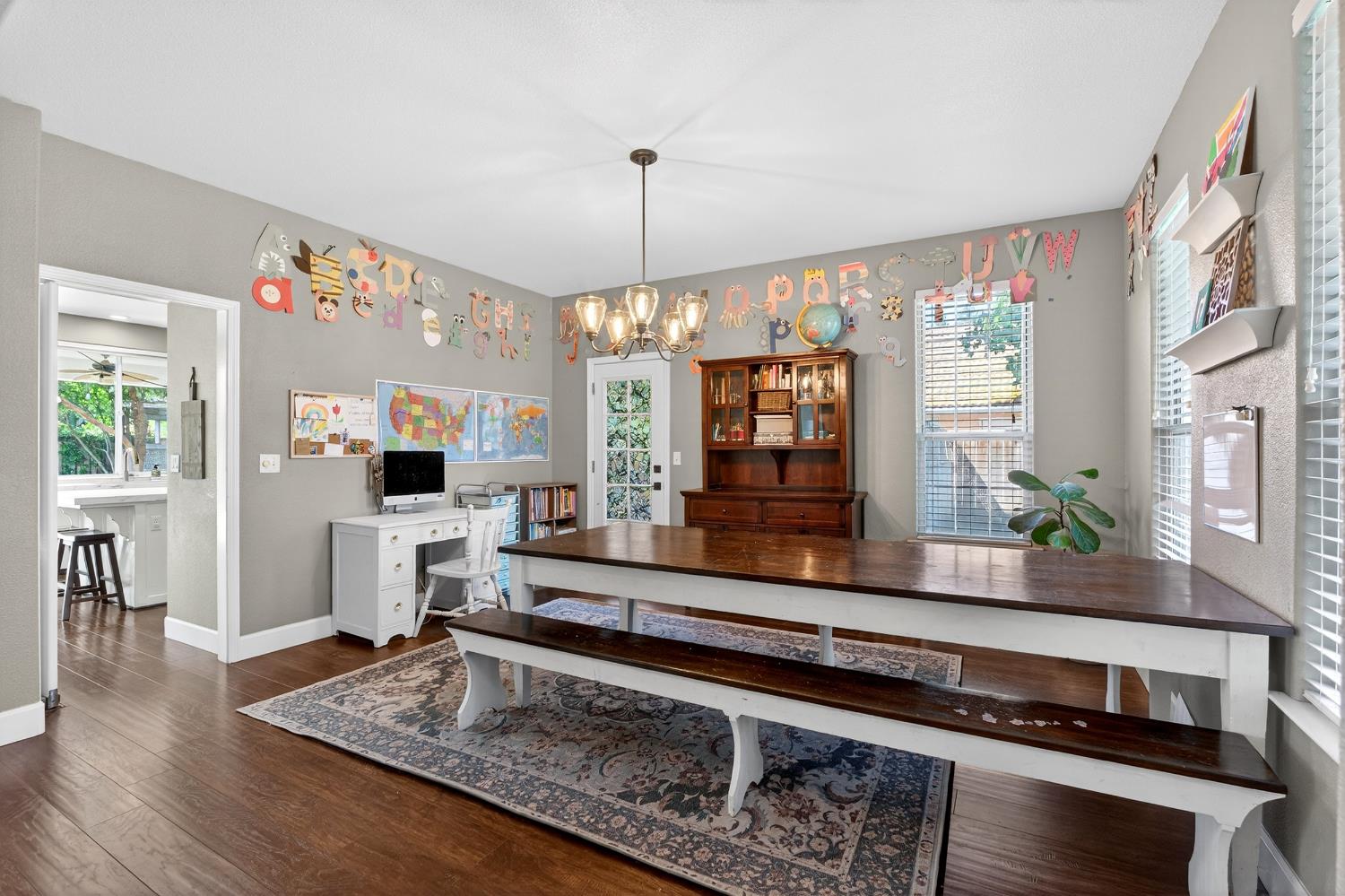 3130 Hillcrest Ct, Madera, CA 93637