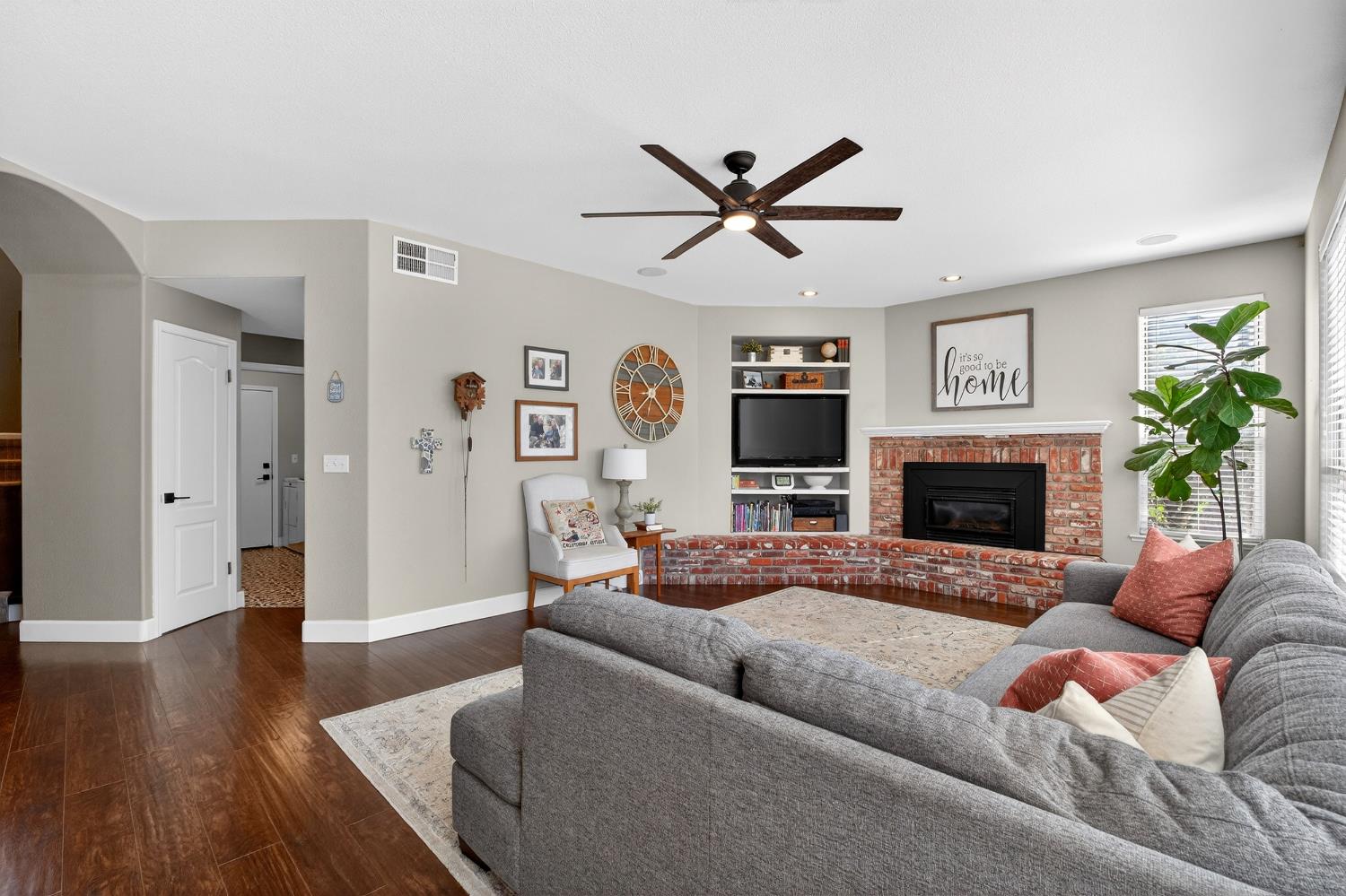 3130 Hillcrest Ct, Madera, CA 93637