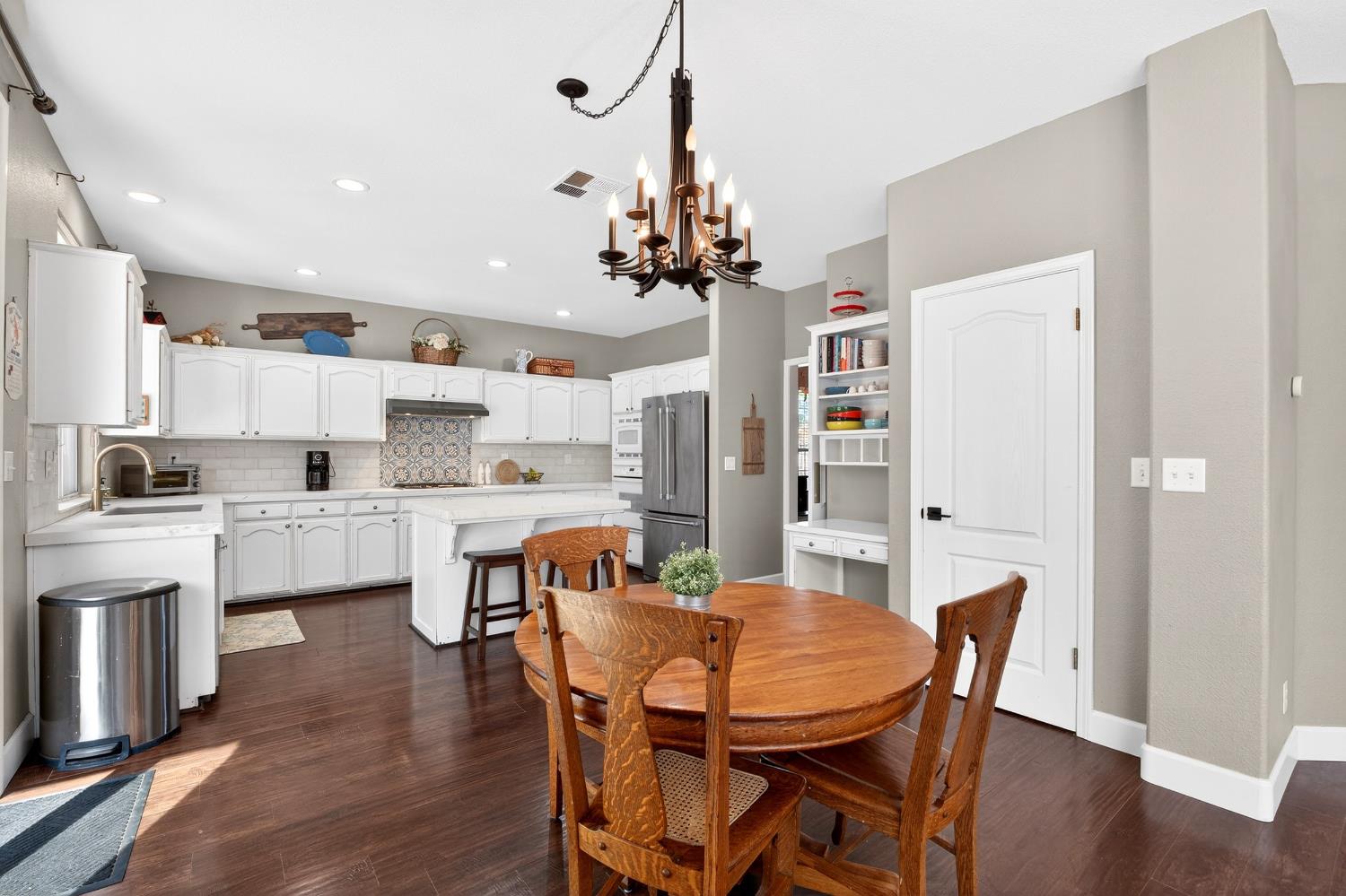 3130 Hillcrest Ct, Madera, CA 93637