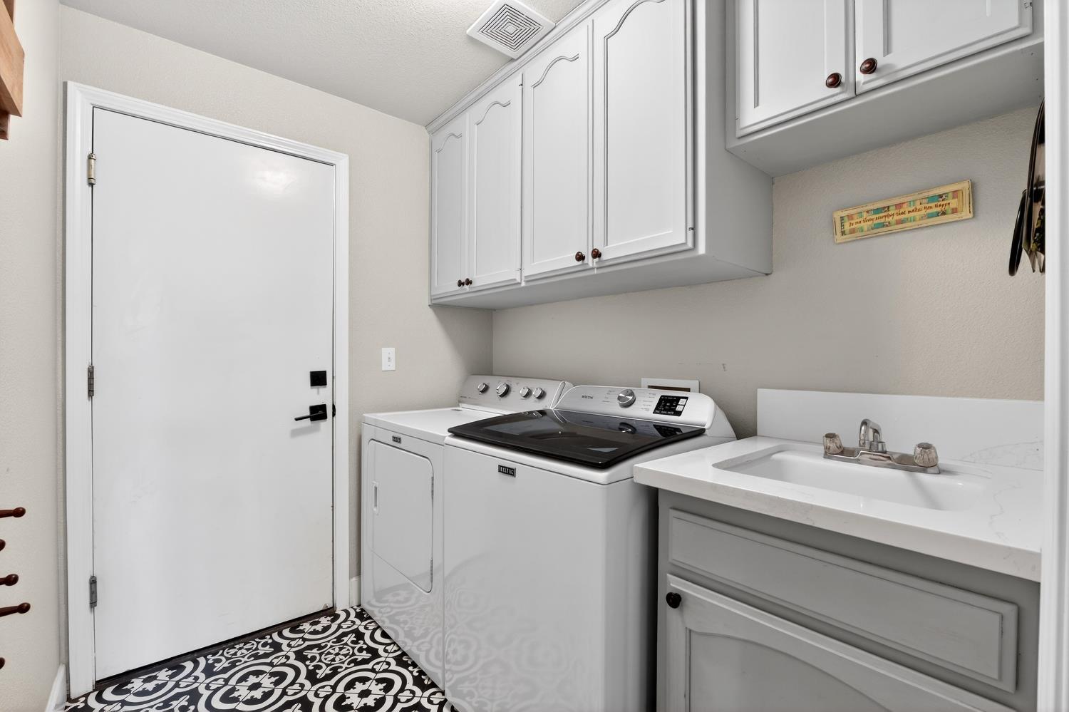 3130 Hillcrest Ct, Madera, CA 93637