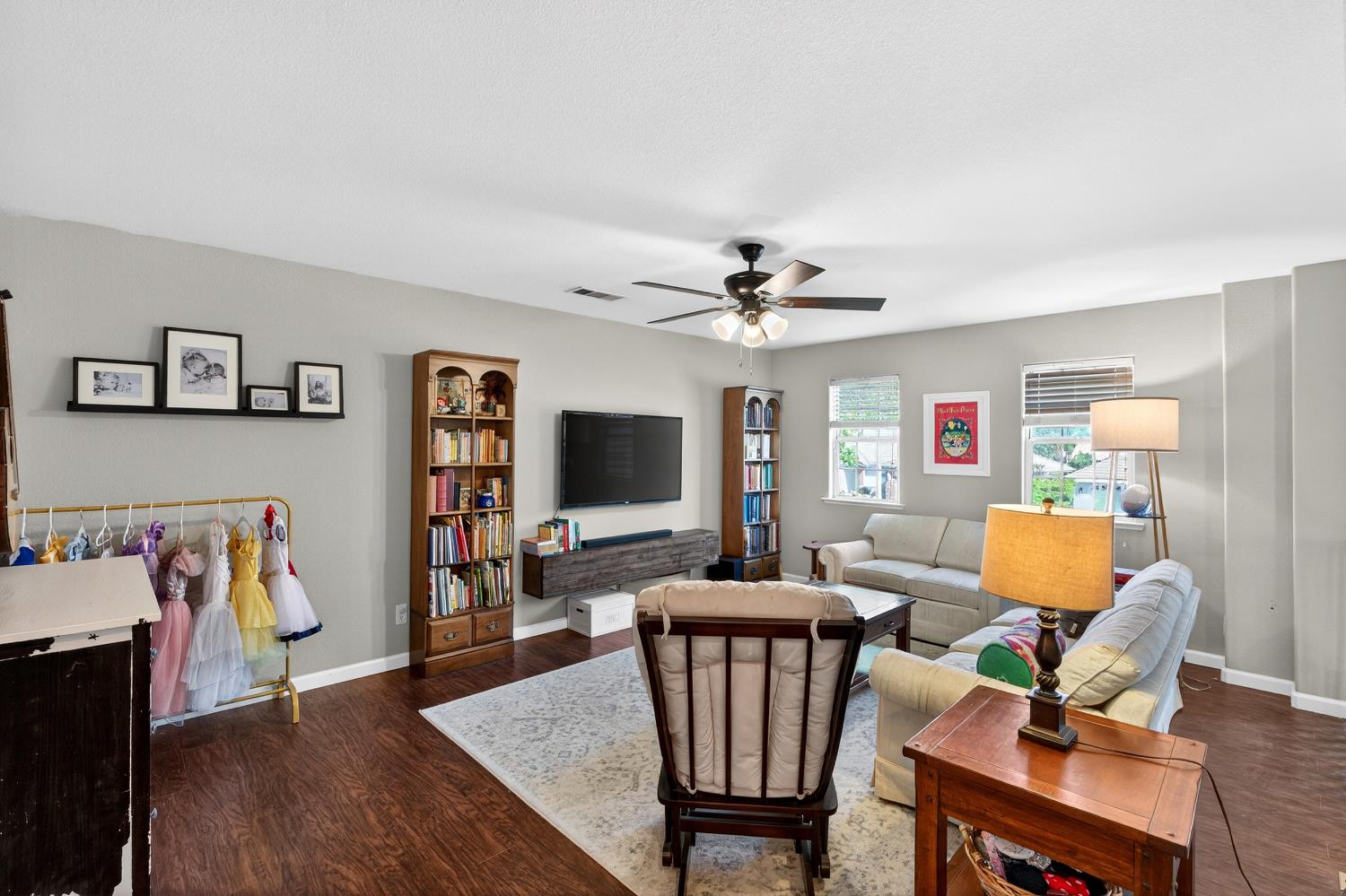 3130 Hillcrest Ct, Madera, CA 93637