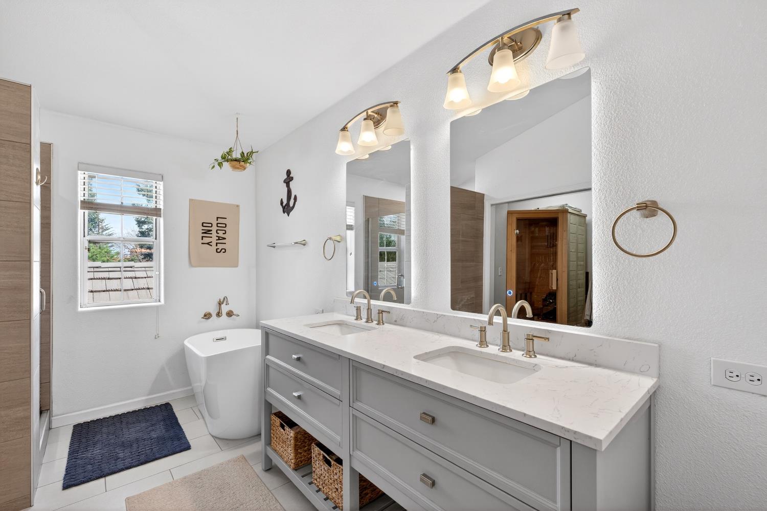 3130 Hillcrest Ct, Madera, CA 93637