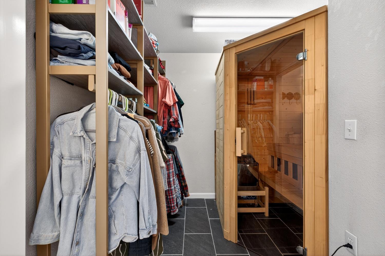 3130 Hillcrest Ct, Madera, CA 93637