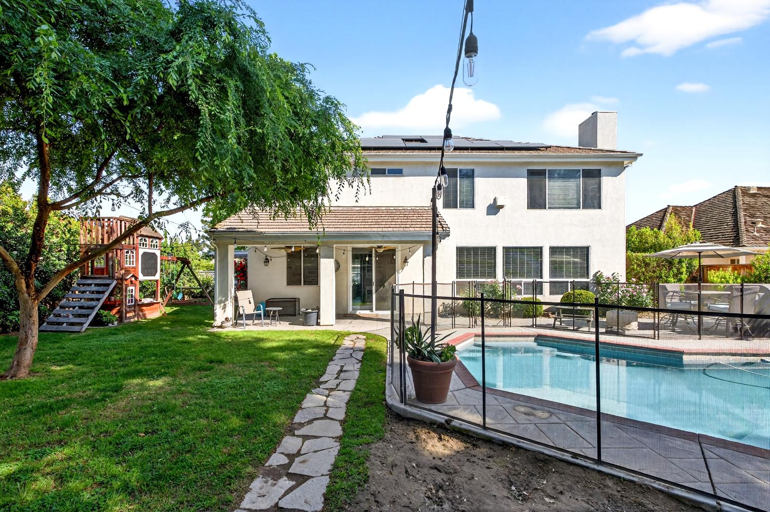 3130 Hillcrest Ct, Madera, CA 93637