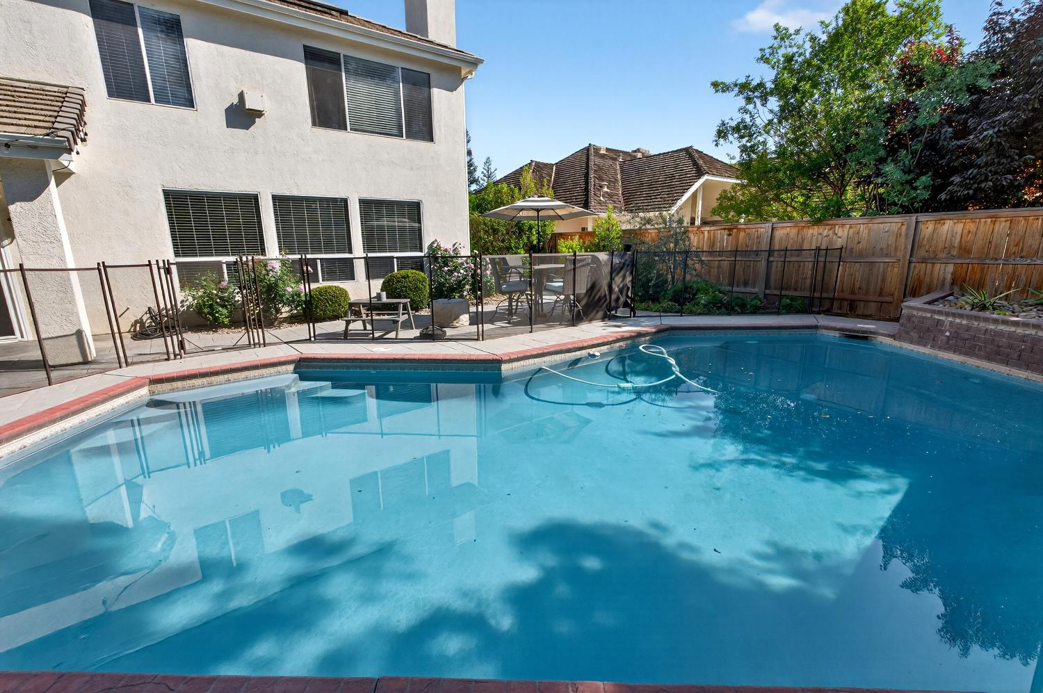 3130 Hillcrest Ct, Madera, CA 93637