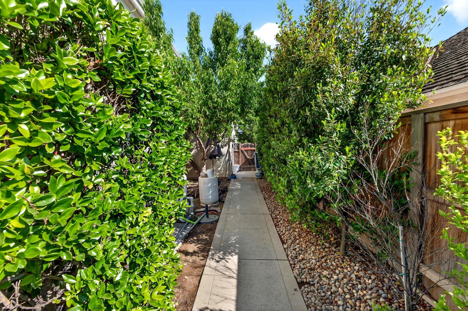 3130 Hillcrest Ct, Madera, CA 93637