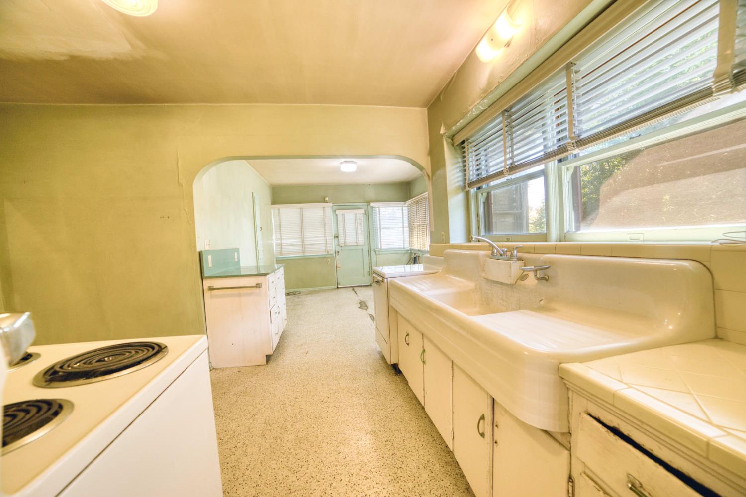 421 N D St, Madera, CA 93638