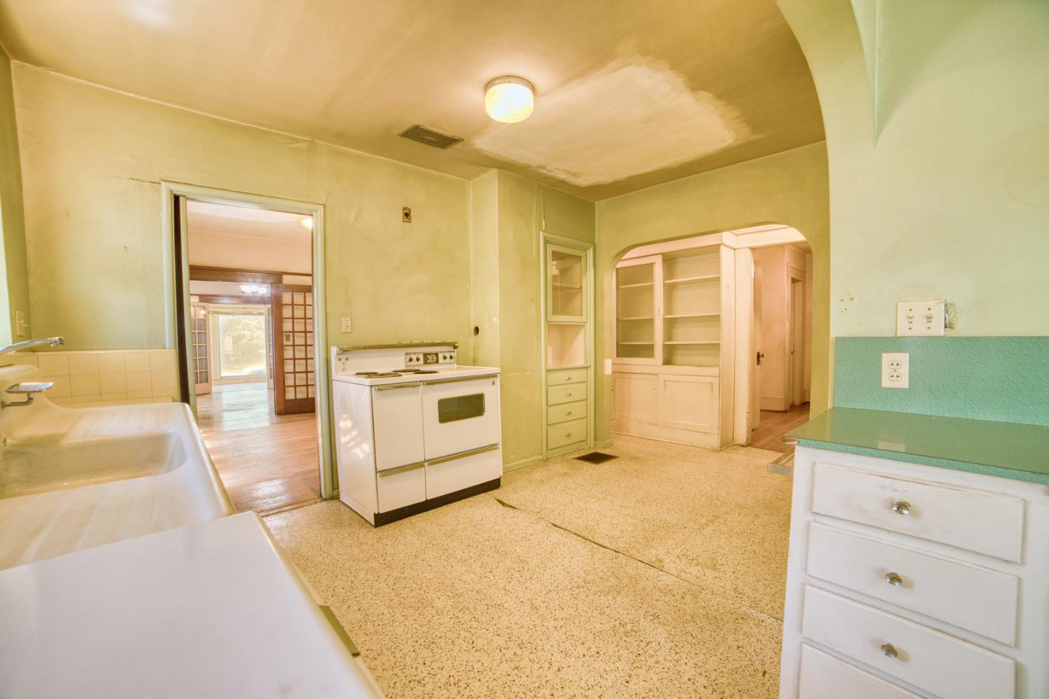 421 N D St, Madera, CA 93638