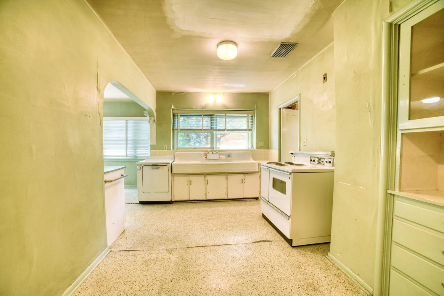 421 N D St, Madera, CA 93638