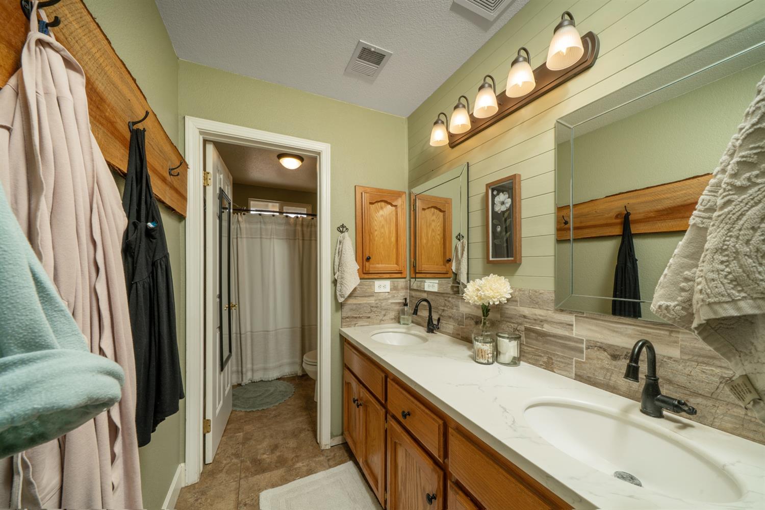 22052 Melrose Ct, Madera, CA 93638