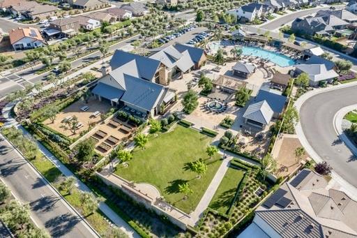 598 Crescent Ln, Madera, CA 93636