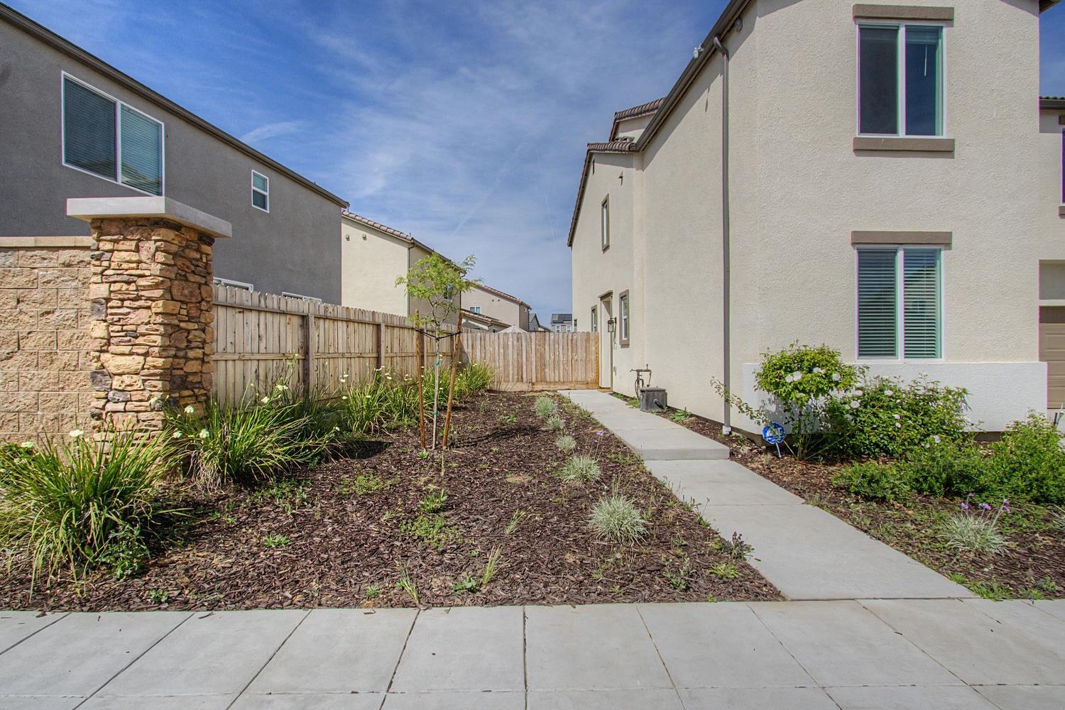 1183 Ponderosa Way W, Madera, CA 93636