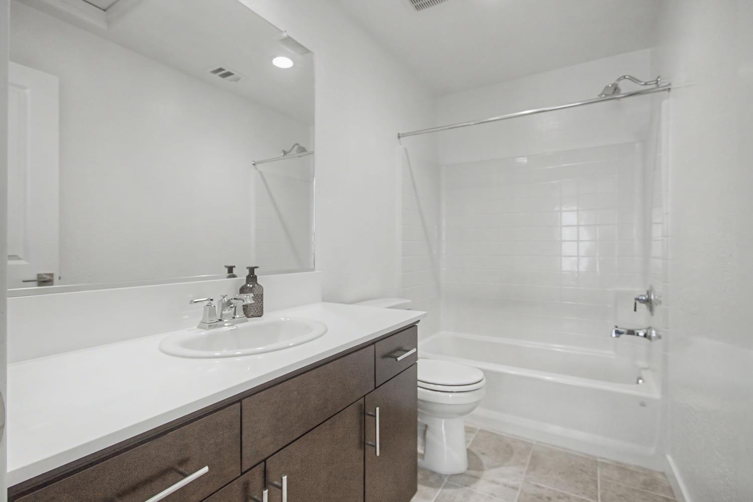 1183 Ponderosa Way W, Madera, CA 93636