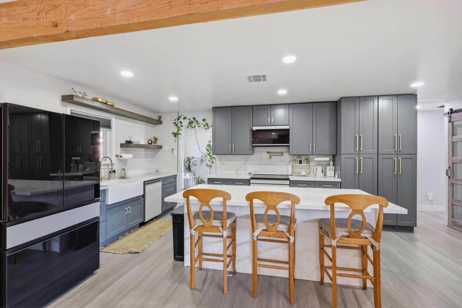 208 De Santi Ave, Madera, CA 93637