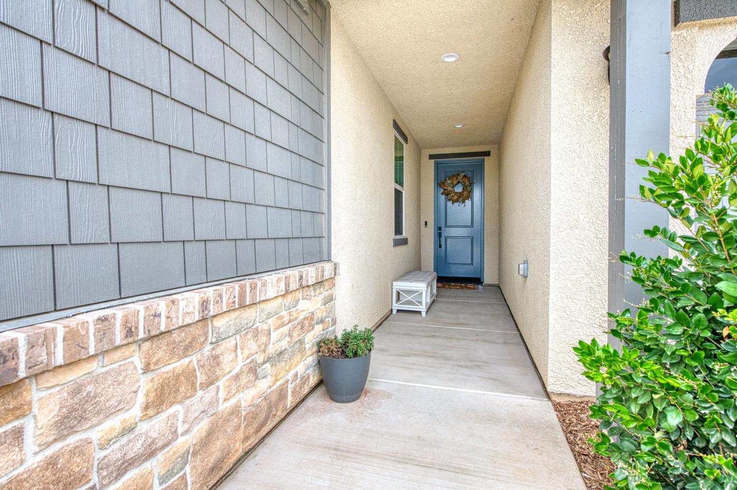 1122 Creekside Ave, Madera, CA 93636