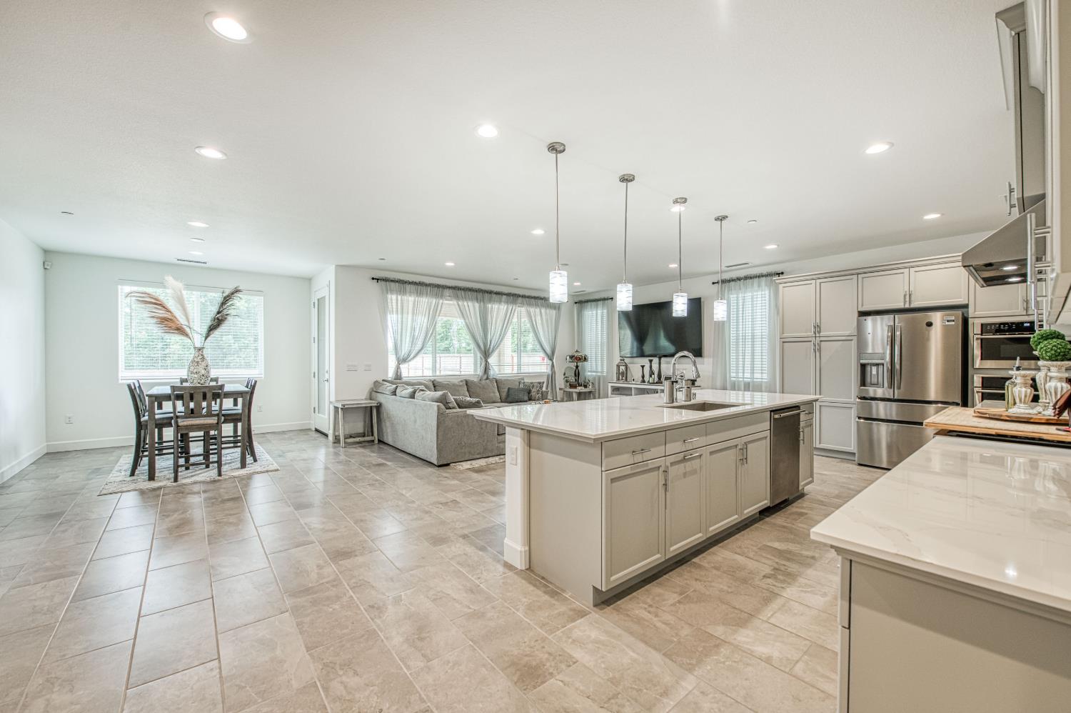 1122 Creekside Ave, Madera, CA 93636
