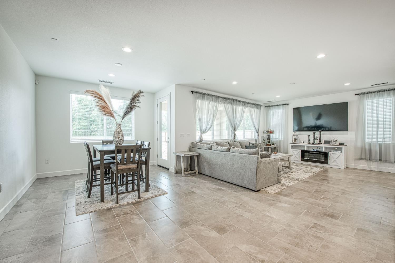1122 Creekside Ave, Madera, CA 93636