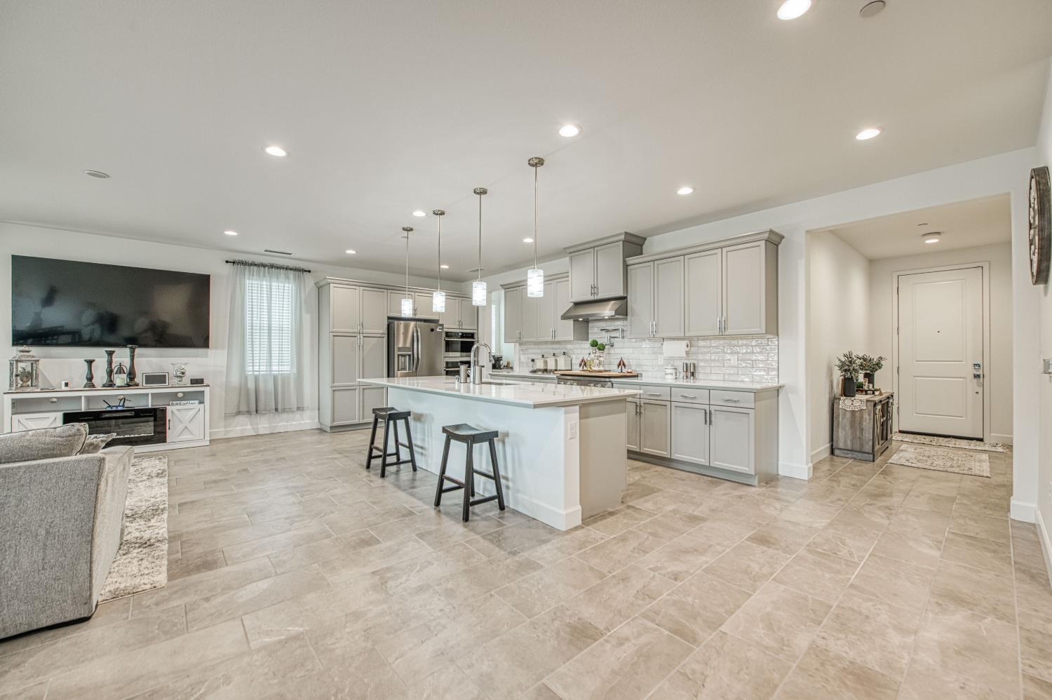 1122 Creekside Ave, Madera, CA 93636