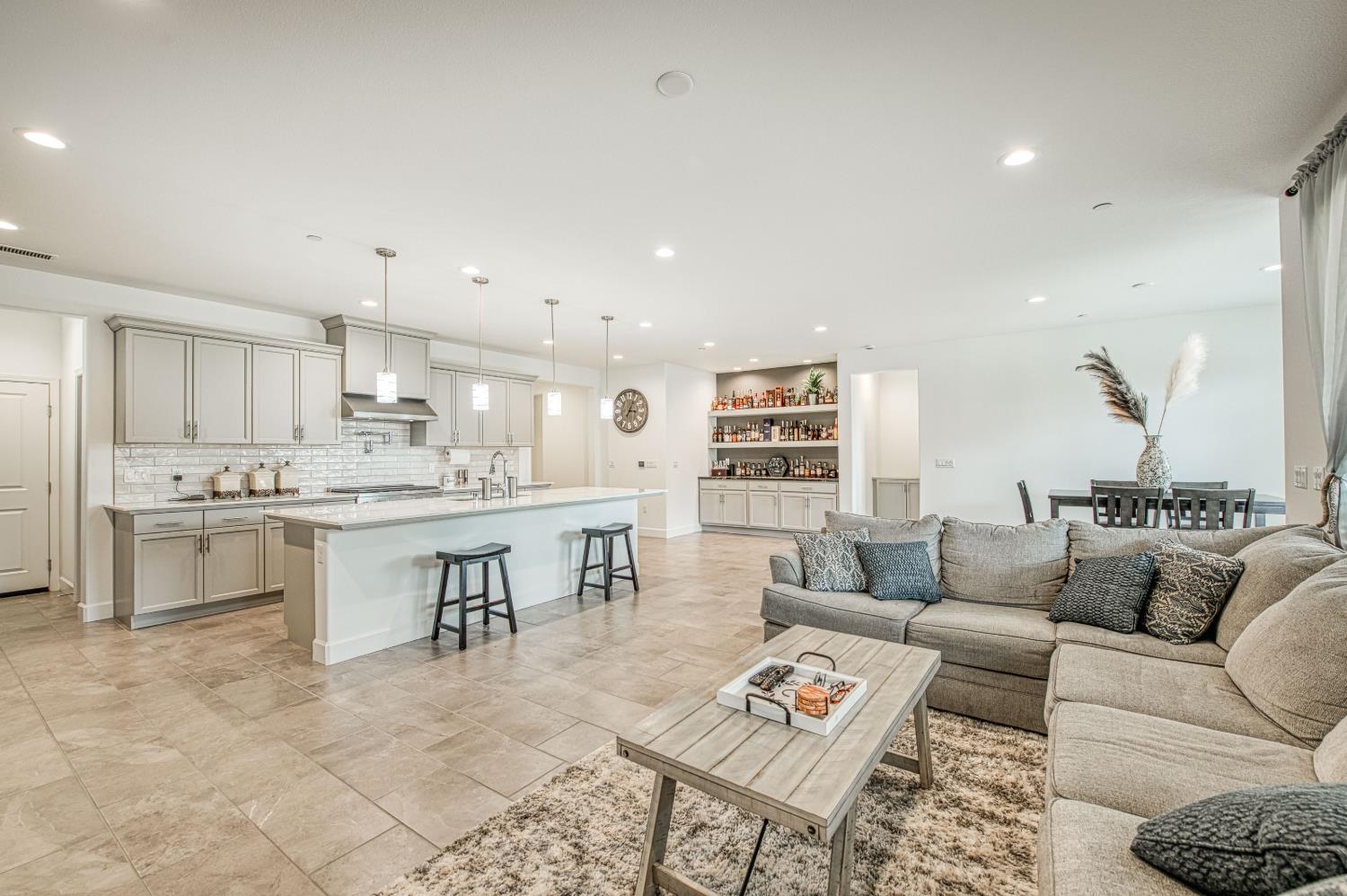 1122 Creekside Ave, Madera, CA 93636