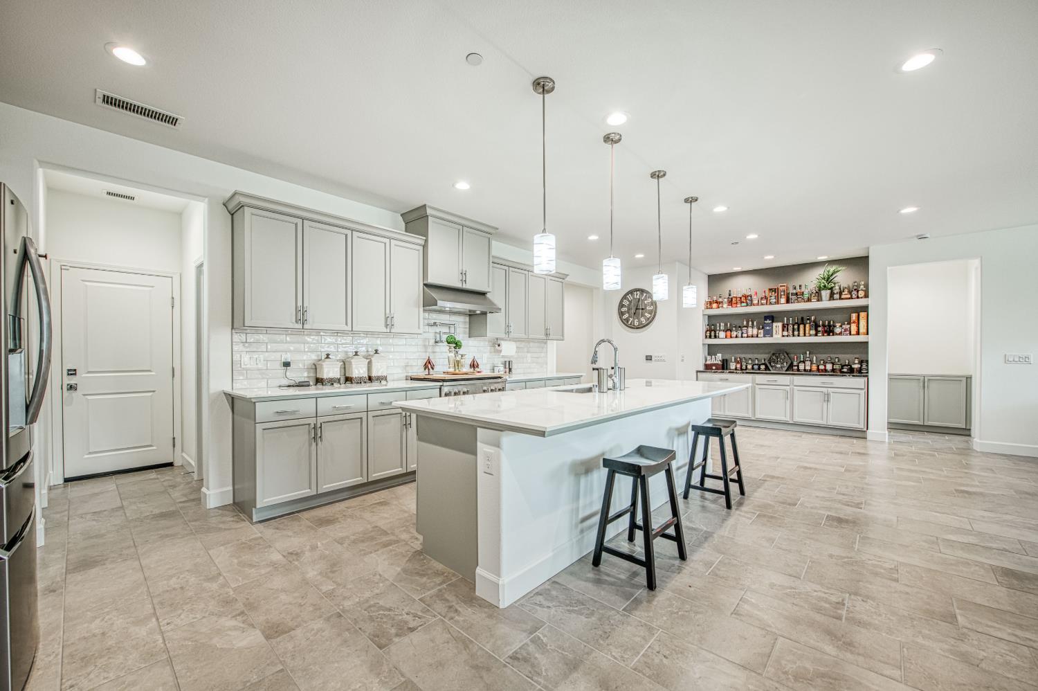 1122 Creekside Ave, Madera, CA 93636