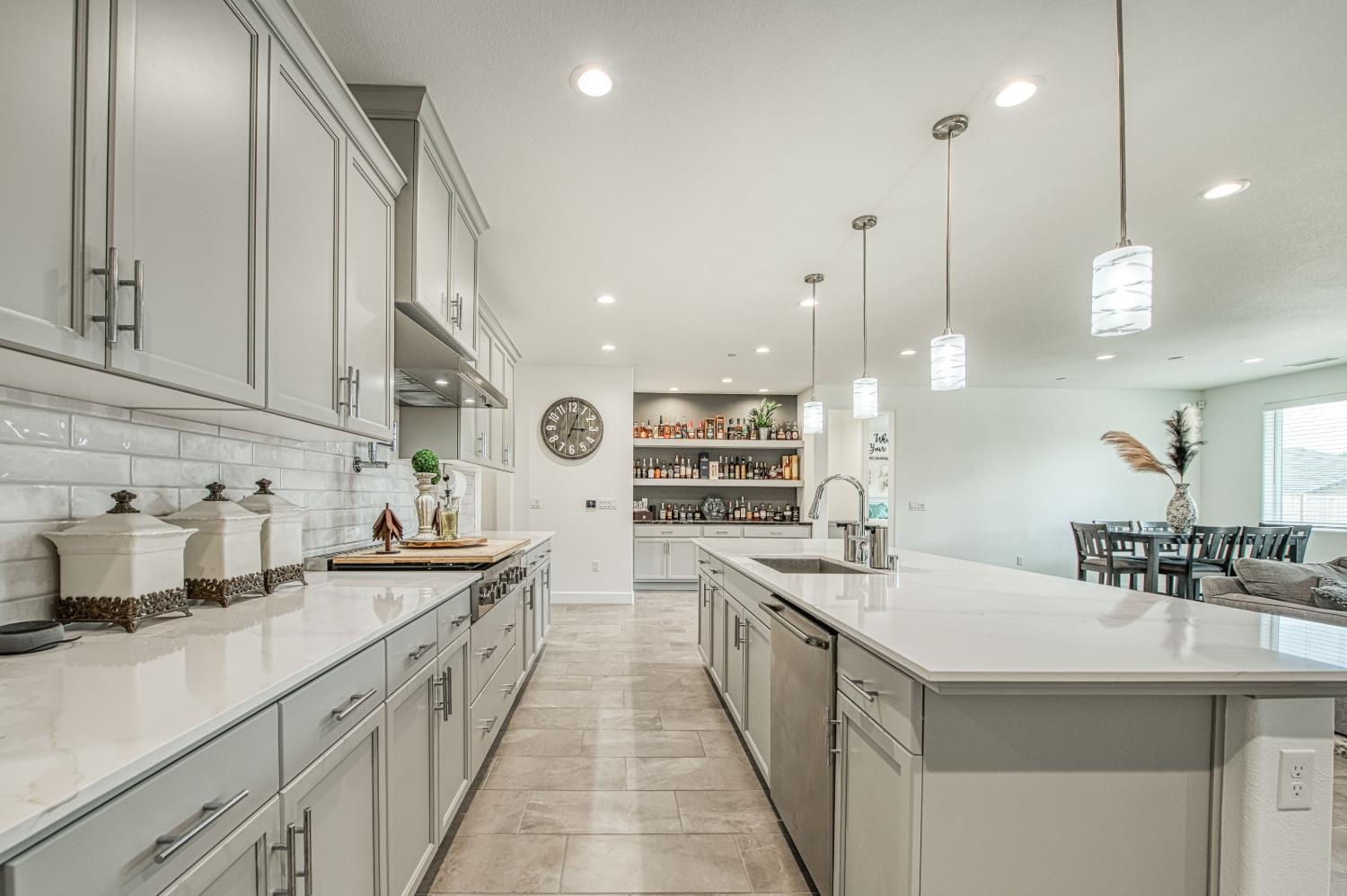 1122 Creekside Ave, Madera, CA 93636